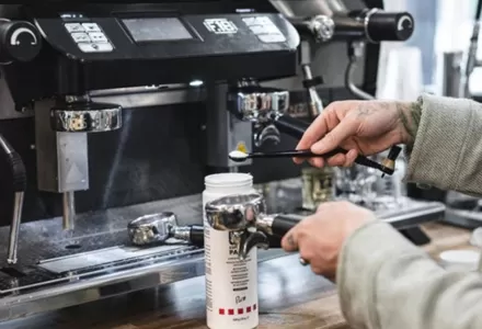 Come il controllo della pressione migliora le prestazioni delle macchine da caffè industriali