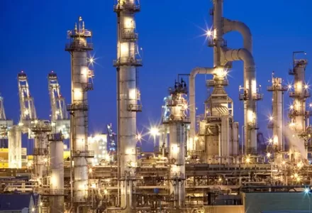 Sicurezza e conformità: requisiti di misurazione della pressione nell'industria petrolchimica